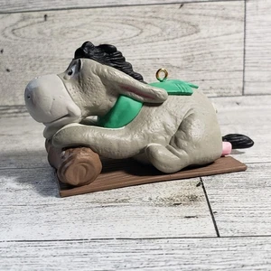 Hallmark NATALE Vintage EEYORE su SLITTA WINNIE THE POOH Albero ORNAMENTO - anni '90 - Foto 1 di 8