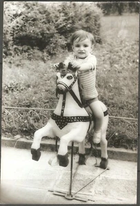 ALTES FOTO KLEINES KIND AUF PRIMITIVEM SCHAUKELPFERD 60er Jahre - Bild 1 von 1