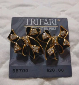 Vintage TRIFARI Black Enamel Ribbon Bow Pierced Earrings Gold Tone W/card - Picture 1 of 6