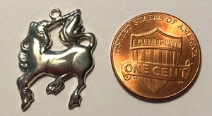 Un Colgante Brillante Pulido Tono Plata Metal Unicornio Dije 7/8" 22mm Alto J20 - Imagen 1 de 2