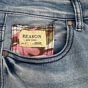 Pantalones de mezclilla desgastados Reason parches camuflados calce ajustado lavado claro talla 34 - Imagen 1 de 9