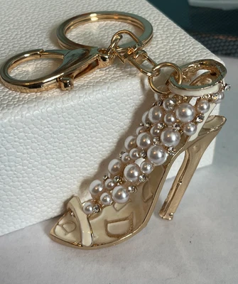 Zapato de Tacón Alto Tono Dorado con Perlas Imitadas y Estrás Cartera Dije Llavero Foto 1 de 4