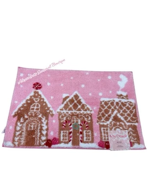 Tapete de banho Betsey Johnson Gingerbread House rosa 20 x 30 banheiro de Natal novo - Imagem 1 de 3