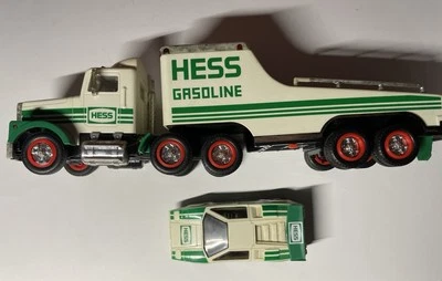 Semirremolque y remolque modelo a escala de aceite Hess de colección con auto de carreras de 1991 Foto 1 de 3