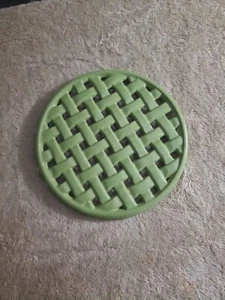 Green Cast Iron Enamel Trivet Basket Weave Pie Crust Footed Hot Plate Stand - Picture 1 of 2