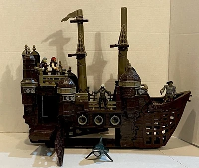 Disney Piratas del Caribe Silent Mary Ghost Ship con 4 figuras y tiburón! Foto 1 de 4