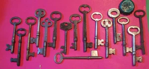LOT OF 15 OLD ANTIQUE VINTAGE SKELETON KEYS SOME HOUSE DOOR MORE KEYS LISTED WQG - Picture 1 of 1