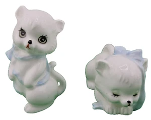 ZWEI Vintage japanische Kätzchen Figuren weiß Porzellan blaue Schleifen 2,75" Katze  - Bild 1 von 1
