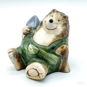 Keramikfigur Igel mit Schaufel Keramik-Igel sitzend Gartenfigur - 8x9cm - Bild 1 von 10