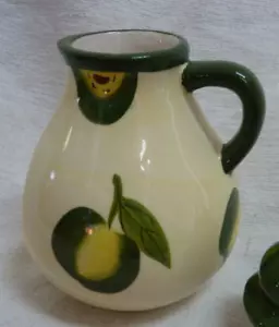 Pequeña jarra verde amarilla con tema de manzana sin tapa - nueva - un lado plano - Imagen 1 de 3