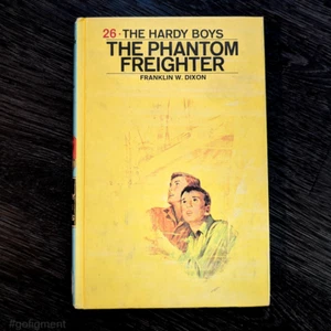26 The Phantom Freighter (1947/1970-RN): Vintage Hardy Boys Book Blue-Back - Imagen 1 de 4