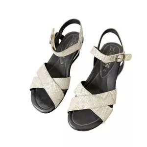 Sandalias de tacón de cuña Mephisto para mujer 37 EE. UU. 7 correa de tobillo de cuero en relieve de serpiente - Imagen 1 de 13