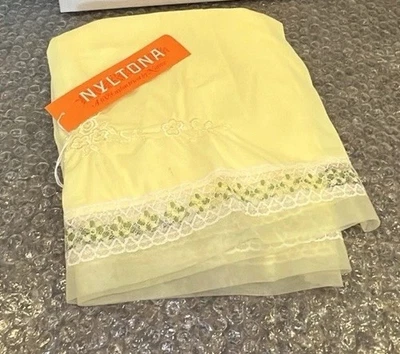 Tricot vintage de nailon floral de encaje bordado medio deslizamiento amarillo hecho por la Unión ILGWU M Foto 1 de 4