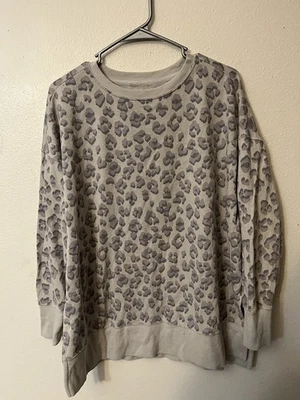 Suéter cuello redondo con estampado de leopardo gris Lucky Brand, talla 2X Foto 1 de 4