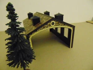 Hornby ~ Brown Stone Engine Shed with Tree ~ OO Gauge REF5731 - Foto 1 di 8
