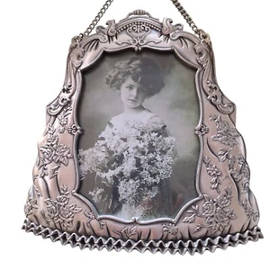 Diseño de flores de estaño colgante de pared marco de fotos floral cadena vintage retrato de niña - Imagen 1 de 6