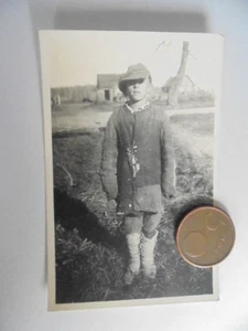 Foto Osten Bauern Junge in Lumpen große Mütze - Bild 1 von 2