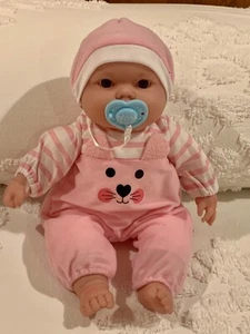 Berenguer Muñeca Bebé Cuerpo Suave JC Toys Rosa Conjunto/Sombrero con Paci Brn Ojos/Pelo 14” - Imagen 1 de 24