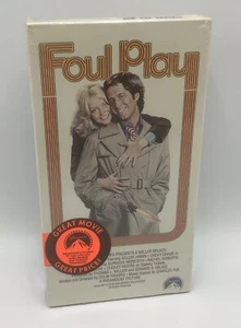 Foul Play-1978 Film/1990 VHS Tape-Goldie Hawn/Chevy Chase-NEW SEALED - Imagen 1 de 6