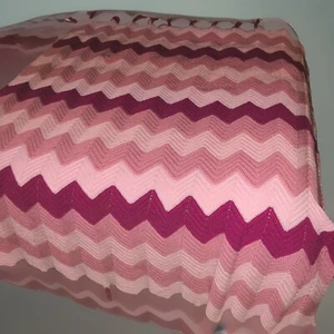Vintage Chevron rosa/mauve/rotbraun gehäkelt afghanische Decke 70x 60" Fransen Punkte - Bild 1 von 4