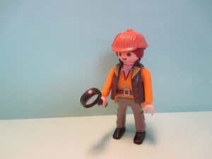 Playmobil figures MODERN WOMAN / DETECTIVE W/ DEERSTALKER HAT + MAGNIFYING GLASS - Picture 1 of 7