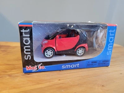2005 Maisto Smart Car Motorized 1:32 Scale Pull Back Red & Black Diecast Car - Image 1 of 3