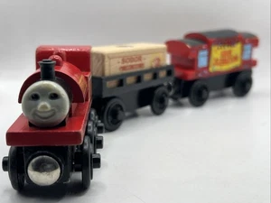 Thomas & seine Freunde Holzeisenbahn Konvolut SKARLOEY, GÜTERWAGEN & MUSIKBEGLEITWAGEN - Bild 1 von 7