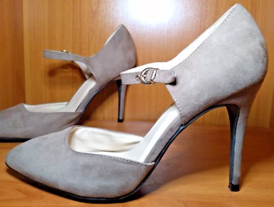 TACONES DE SALÓN WILD DIVA D'ORSAY GAMUZA SINTÉTICA TOPO, 4" STILETTO TALLA 8,5, CORREA EN MUY BUENA CONDICIÓN Foto 1 de 4