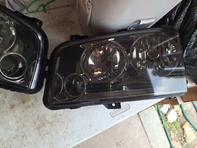 Conjunto de faros Dorman 1592158 para Dodge Charger 06-09 Foto 1 de 3