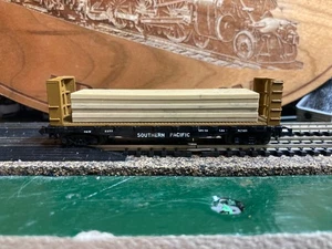 ATLAS  N SCALE SOUTHERN PACIFIC FLAT CAR WITH WOOD LOAD - Picture 1 of 3