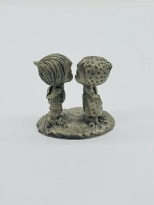 Figura miniatura Hallmark Betsey Clark Little Gallery pareja besándose peltre - Imagen 1 de 5