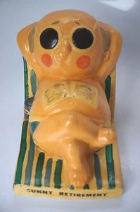 VINTAGE WHIMSICAL ENESCO "SUNNY RETIREMENT" CHALKWARE BANK - Picture 1 of 3