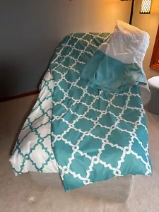 Full Size Bed Reversible Comforter, 2Pillow Sham & Skirt - EXCELLENT CONDITION!! - Picture 1 of 13
