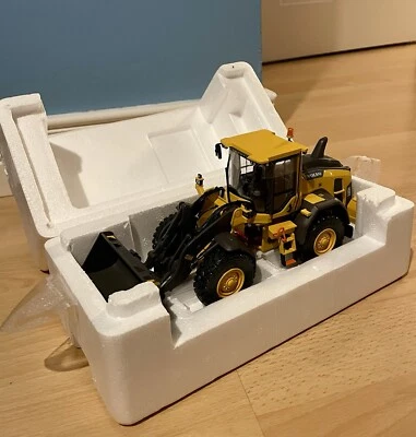 AT Collections Volvo L60H Shovel 1:32 Scale model - Image 1 of 3