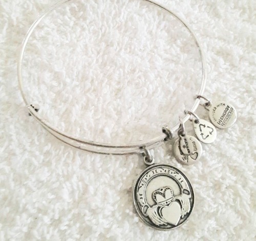 VALENTINO Bracciale ALEX e ANI Claddagh Cuore Irlandese Charm Espandibile Tono Argento