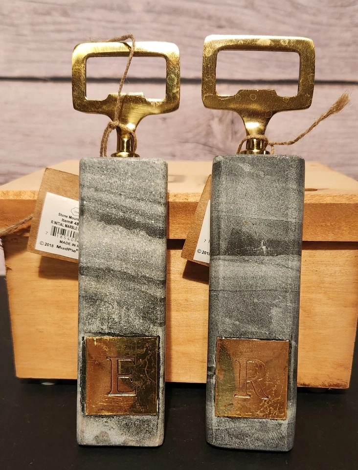 Juego de 2 abrebotellas de mármol y latón Mud Pie letra E y letra R Foto 1 de 4