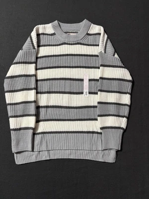 Suéter SO Goods For Life para mujer talla grande gris y blanco a rayas cuello redondo Foto 1 de 4