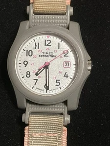Timex Indiglo Uhr sandgrünes Gehäuse rot leuchtend rosa khaki grünes Band Modell 957 P5 - Bild 1 von 5