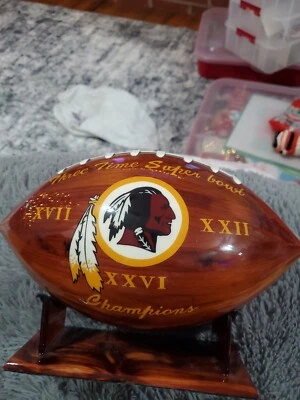 Superbowls de fútbol americano de piel roja de madera Foto 1 de 2