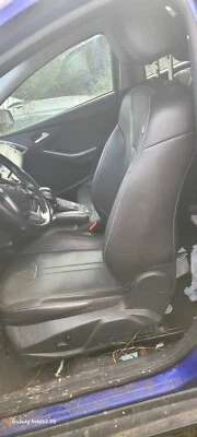 Ford Focus 2014 hatchback de titanio 4 puertas 2,0 L asiento delantero del pasajero usado. Foto 1 de 4
