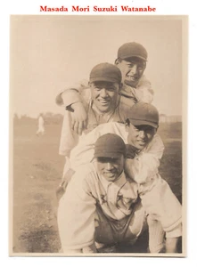 Tarjeta de bromuro sepia JBR 1927 ~ MASADA, MORI, SUZUKI, WATANABE ~ Universidad de Rikkyo - Imagen 1 de 3