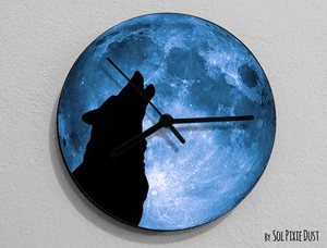 Wolf Howling - Silhouette on Moon Wall Clock - Picture 1 of 3