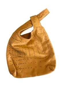 Bolso de muñeca de cuero KALE tostado con tachuelas - Imagen 1 de 6