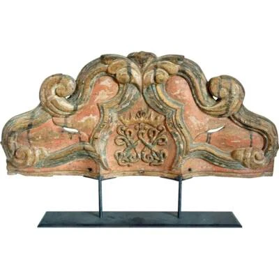 Antiguo panel arquitectónico de altar de teca pintado indo-portugués con escudo real Foto 1 de 4