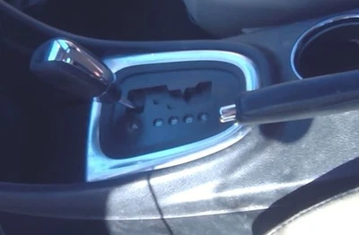 Dodge Avenger 2013 cambio de transmisión en negro y cromo | manija de perilla Foto 1 de 4