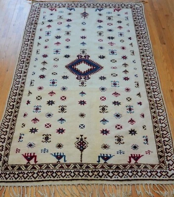 EXCELENTE ALFOMBRA ORIENTAL MARROQUÍ ANUDADA A MANO LANA MARFIL ANIMALES CAMELLOS 5'2" X 9' Foto 1 de 4