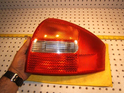 Audi 2003 A6 HELLA paso derecho ámbar/rojo luz trasera original Audi OEM 1 conjunto Foto 1 de 4