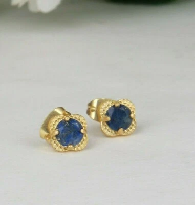 Pendiente con flor de lapislázuli, pequeño perno prisionero para niñas, delicado perno de plata 925 Foto 1 de 2