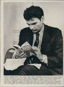 1972 Pressefoto Konsument Ralph Nader liest wer führt Kongressbuch 1970er - Bild 1 von 2