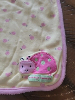 Cobertor Carter's Just One Year Mommy's Sweetie Ladybug amarelo rosa reversível - Imagem 1 de 4